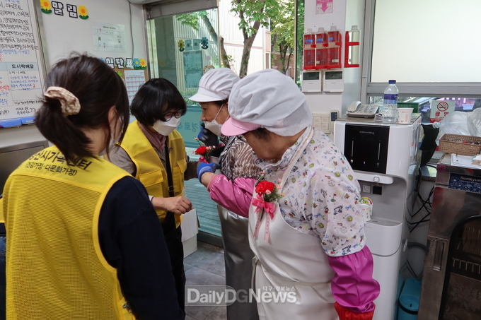 비나리 가족봉사단, 지역 어르신들께 감사의 카네이션 전달