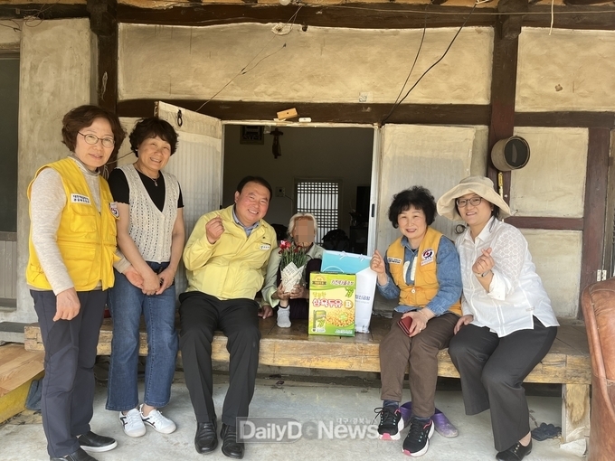 군위군 산성면, 장수어르신께 카네이션 전달
