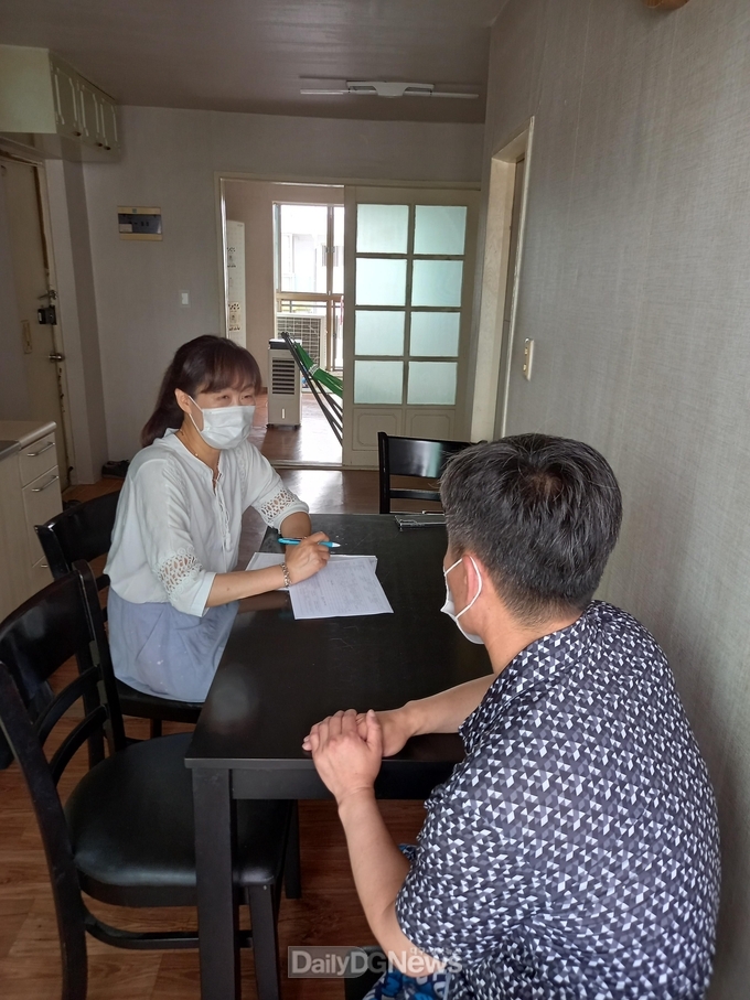  영천시 복지정책과 고립된 위기 1인가구에게 희망의 씨앗을 심다(통합사례꽌리 활동).