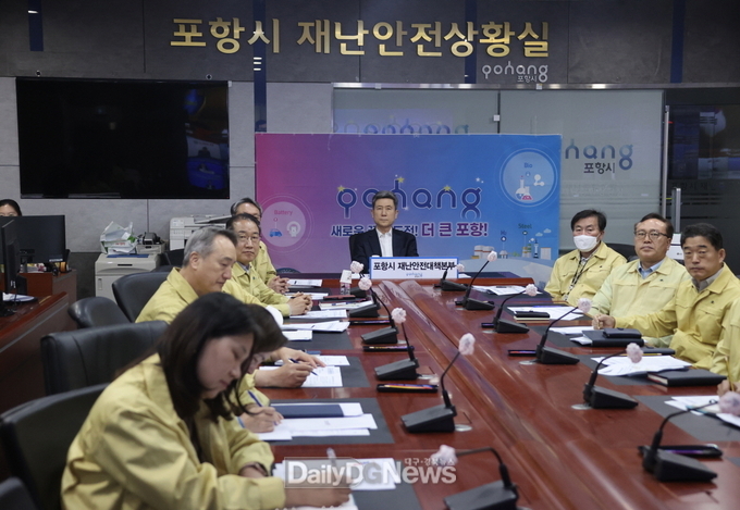 이강덕 포항시장이 11일 윤석열 대통령 주재로 열린 코로나19 중앙재난안전대책본부 영상회의에 참석하고 있다.