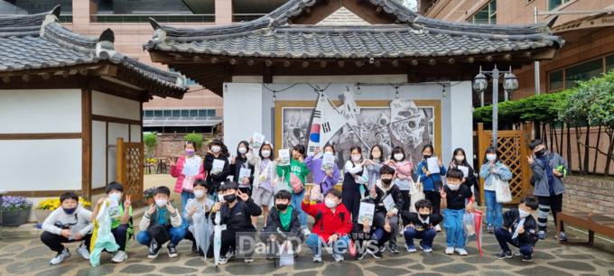 대구사랑 골목탐방 체험학습 모습. (신천초, 서상돈 고택 앞). (사진=대구시교육청 제공)