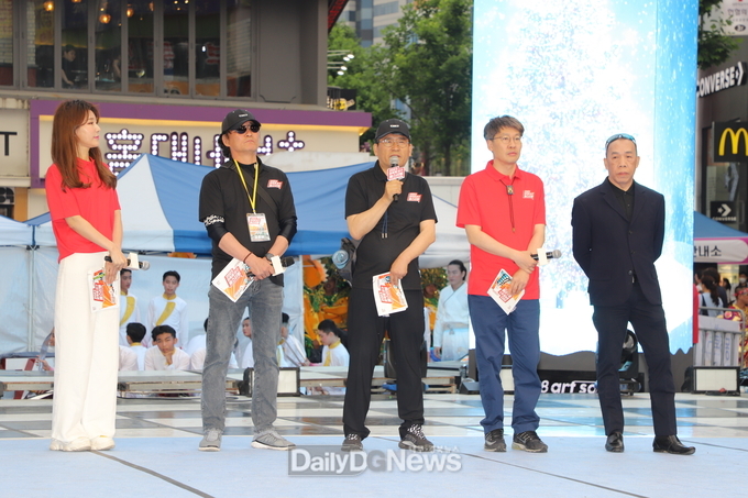 12일 오후 6시 동성로 구.대백앞에서 진행된 2023대구파워풀페스티벌 기자간담회 모습. (사진=이준호 기자)