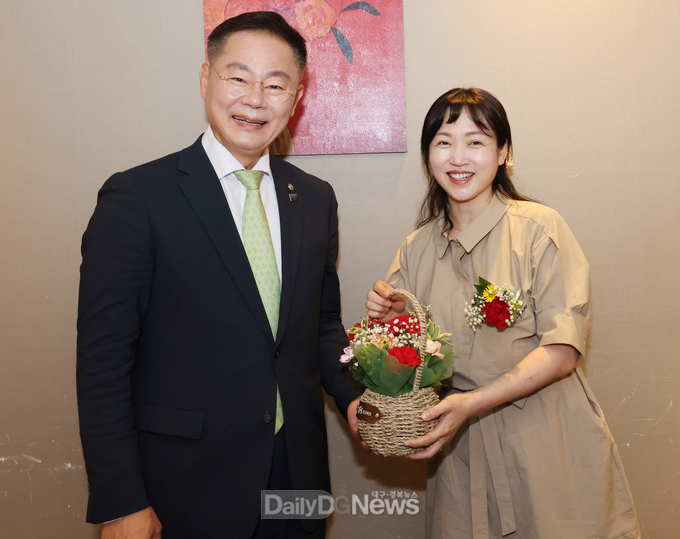 5월 14일, 평균 연령 85세김재욱 칠곡군수는 스승의 날을 맞아 선생님들의 모임에서 회장을 맡은 장혜원 씨에게 할머니들이 마련한 카네이션과 꽃바구니를 전달했다.