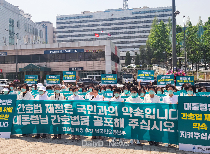 대한간호협회 · 간호법 제정 추진 범국민운동본부가 16일 긴급 기자회견을 가지고 있는 모습. (사진=대한간호협회 제공)