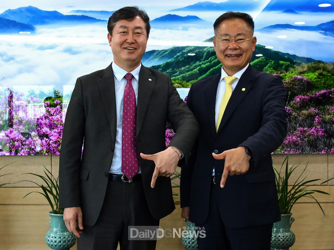 칠곡군수가 송형근 국립공원 관리공단 이사장과 기념촬영을 하고 있다.