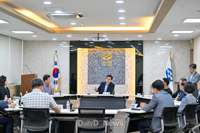 영덕군, '현장 소통의 날' 강구 대게상가 활성화 방안 모색