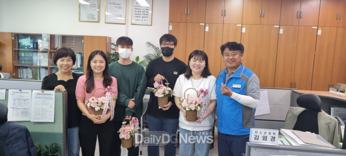 의성군청공무원노동조합, 새내기 공무원 시보해제 축하 꽃바구니 전달