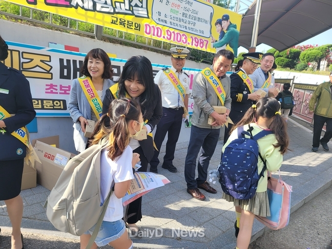 비산초, 등굣길 교통안전 캠페인 전개