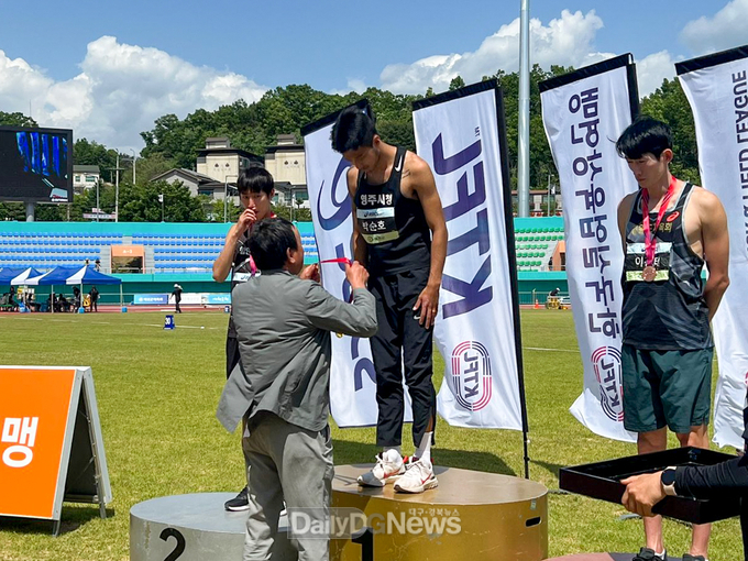 영주시청 박순호 선수가 전국실업육상경기대회 금메달을 수상하고 있다