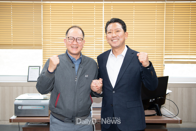 지난 9일 영업사원 1호 김장호 시장이 LS전선을 방문하여 투자를 제안하고 기념촬영을 하고 있다.