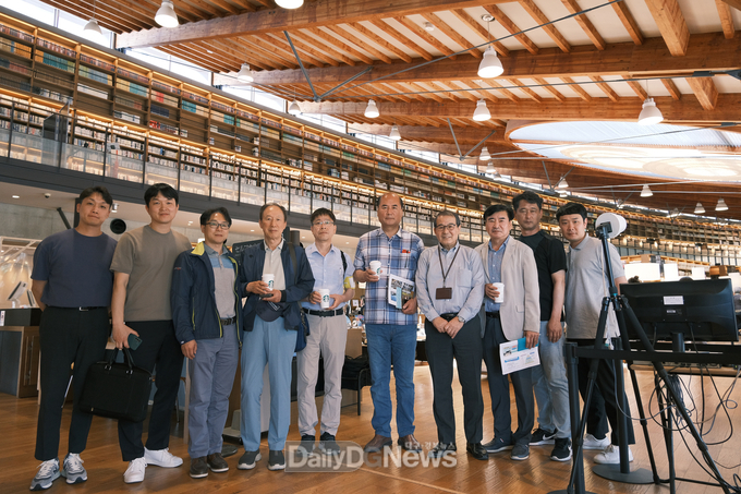 상주시 제공) 다케오도서관(왼쪽5번째부터 김진철도시과장, 상주시장, 다케오도서관장, 박주형시의원)
