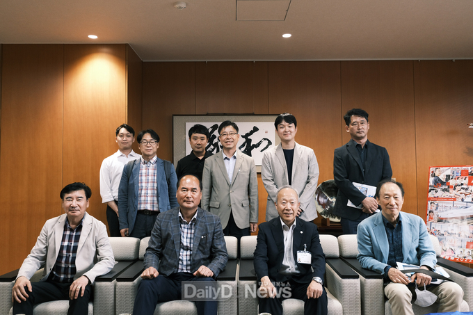 다케오시청(1열왼쪽부터 박주형시의원, 상주시장,다케오부시장,김준영교수)