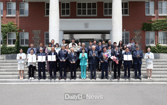 ‘제26회 계명교사상’ 수상자와 관계자들이 기념촬영을 하고 있다. (사진=계명대 제공)