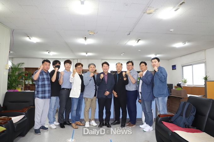 권영진 전 대구시장과 대구경북인터넷기자협회 회원들이 간담회를 마치고 기념촬영을 하고 있다. (사진=대구경북인터넷기자협회 제공)