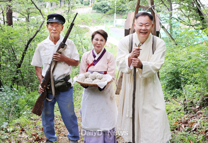 칠곡군은 지난 30일 망정리 328고지 지겟길에서 지게 부대 재현 행사를 개최하고 추모비 건립을 알렸다. 사진은 왼쪽으로 부터 망정1리 윤병규 이장, 백남희 여사, 김재욱 칠곡군수