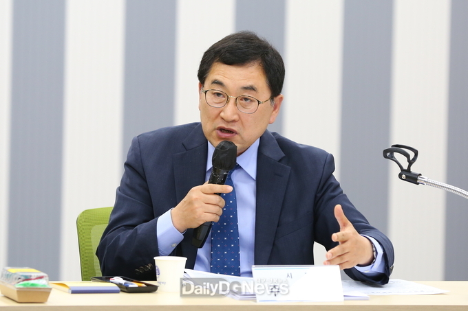 주낙영 시장이 1일 시청 대회의실에서 열린 복합문화도서관 건립 용역보고회에 참석해 인사말씀을 하고 있다