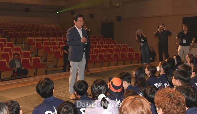 관광공 김성조 사장이 (재)문화엑스포를 방문한 문교·대청초등생들을 격려하고 있다