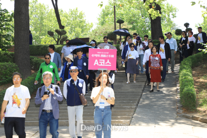 계명대학교 총동창회 2023 추억의 캠퍼스 투어 진행 모습. (사진=이준호 기자)