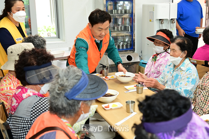 동행봉사단‧대한적십자사 새싹봉사회, ‘사랑의 짜장면’전달