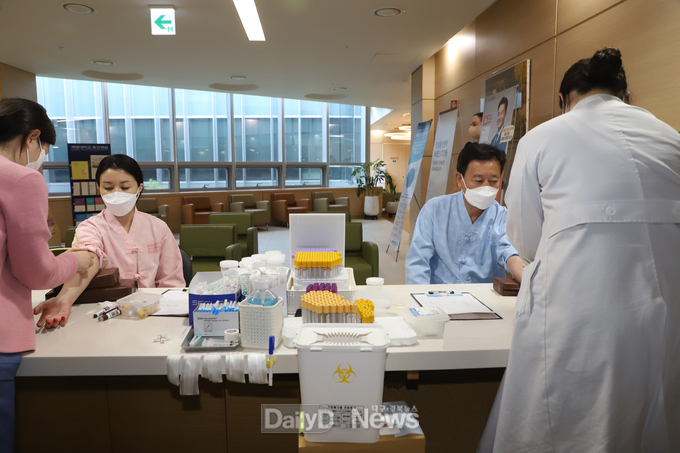 계명대학교 동산병원에서 건강검진을 받고 있는 한 베체슬라브 키르기스스탄 고려인협회장 부부. (사진=계명대 동산병원 제공)