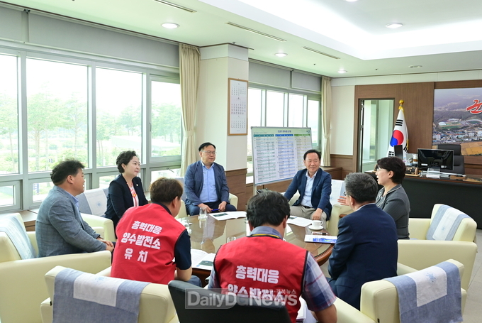 이달희 경상북도 경제부지사, 장상길 동해안 전략산업국장, 류시갑 에너지산업과장 봉화군 방문