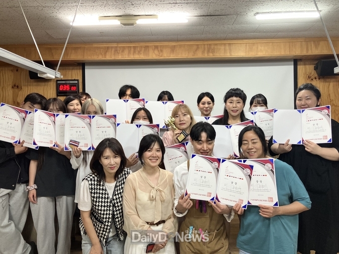대구공업대학교 헤어디자인과 재학생들이 ‘2023 대구국제뷰티엑스포 국제뷰티공모전’에서 전원이 수상하고 기념촬영을 하고 있다. (사진=대구공업대 제공)