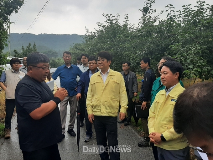 권재한 농림부 농업혁신정책실장, 문경시 우박피해농가 현장 방문