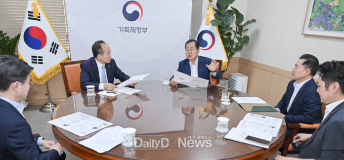 홍준표 대구광역시장이 지난 15일 추경호 경제부총리를 만나 대구의 주요 현안 사업에 대해 논의하고 요청사항을 전달했다. (사진=대구시 제공)
