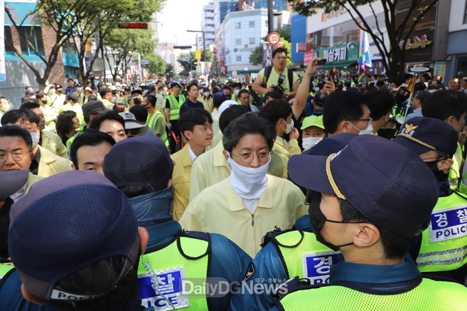 대구시청과 중구청 공무원들이 2023 대구퀴어문화축제 개최에 대해 서로 대치하고 있는 모습. (사진=이준호 기자) 