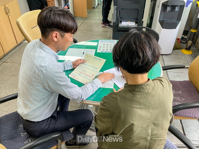 수도사업소 직원이 누수 감면 신청을 받고 있다