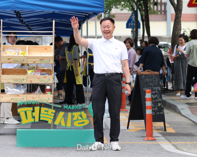 ‘못난이 농산물’판매장 홍보 나선 김재욱 칠곡군수