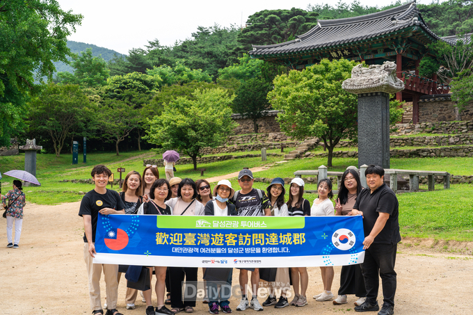 달성군 관광 투어버스에 참가하고 있는 대만 여행객 모습. (사진=달성군 제공)