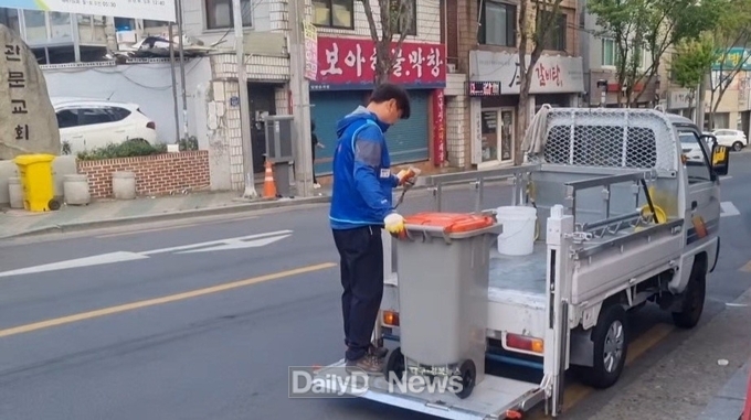 대구 남구청은 이달부터 음식물쓰레기 수거차량 1대에 리프트를 설치하여 시범운영에 들어간다고 21일 밝혔다. (사진=남구청 제공)