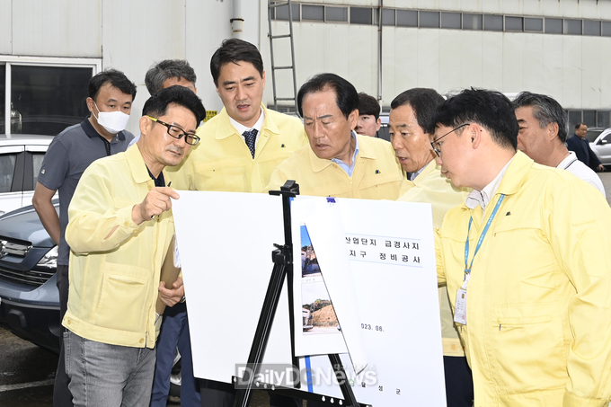 최재훈 달성군수가 지난 21일 논공급경사지정비사업장산단6지구를 현장점검하고 있는 모습. (사진=달성군 제공)