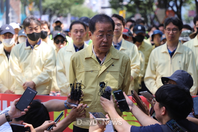 지난 17일 대구퀴어축제 행사장에서 경찰과 공무원들의 물리적 충돌이 있은 후 홍준표 시장이 기자회견을 가지고 있다. (사진=이준호 기자)
