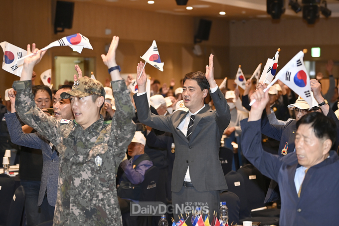 최재훈 달성군수가 지난 24일 6.25 제73주년 기념행사 및 안보다짐식에서 만세를 부르고 있다. (사진=달성군 제공)