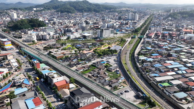 휴천동 삼각지 폐선부지에 미세먼지 차단숲이 조성됐다(삼각지 항공사진).