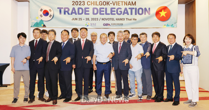 '베트남 국민영웅' 박항서 감독, 칠곡군 일일 세일즈맨으로 변신