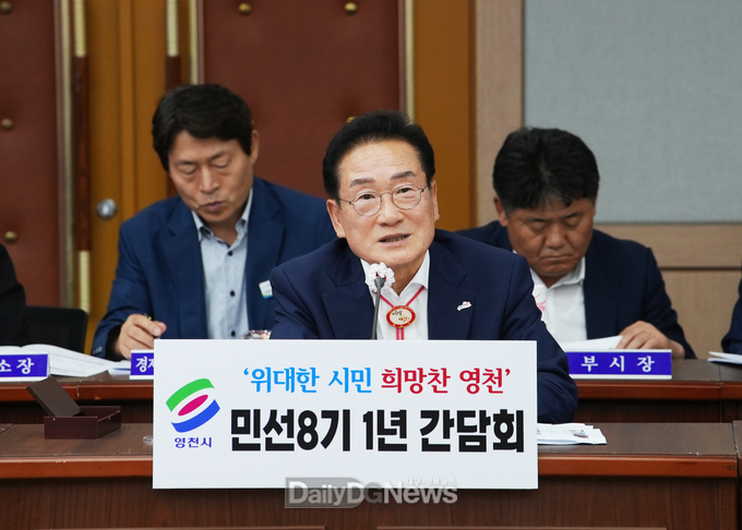 민선8기 1주년 언론인 간담회 개최(최기문 영천시장이 28일 시청 대회의실에서 열린 민선 8기 1주년 언론인 간담회에 참석해 언론인 질문에 답하고 있다.)