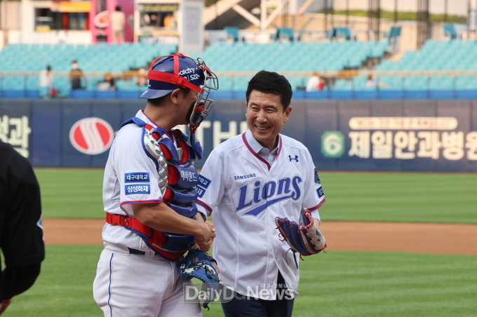 포항에서 열리는 KBO 프로야구, 힌남노 피해지역 학생 시구자로 나선다( 지난해 열린 KBO프로야구 삼성라이온즈 경기에서 시구자로 나선 이강덕 포항시장)