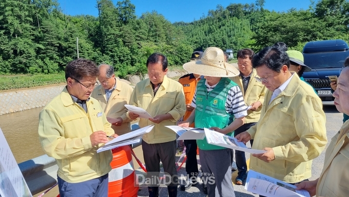 박현국 군수가 박형수 국회의원, 이철우 경북도지사와 함께 수해 응급 복구 현장을 방문했다