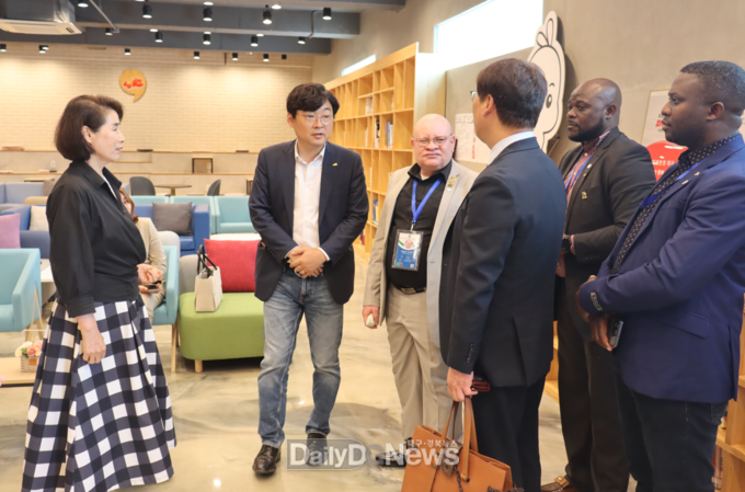 지난 28일 아프리카 잠비아 NGO 대표단 등 5명이 대구행복진흥원 시민대학 강의장을 살펴보고 있다. (사진=대구행복진흥원 제공)