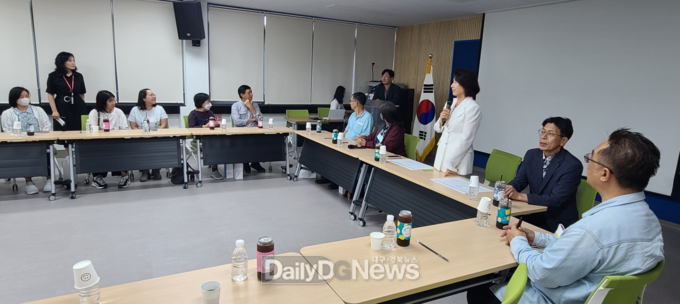 지난 29일 팔라팟 라차폰 부총장 등 태국 콘켄 대학 관계자들이 행복진흥원을 찾아 협력방안을 위한 간담회를 가지고 있다. (사진=대구행복진흥원 제공)