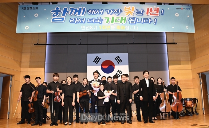 최재훈 달성군수가 2023년 7월 3일, 민선8기 취임1주년 정례조회에서 축하 공연을 펼친 예아람학교 위드심포니 오케스트라 학생들과 기념촬영을 하고 있다. (사진=달성군 제공)