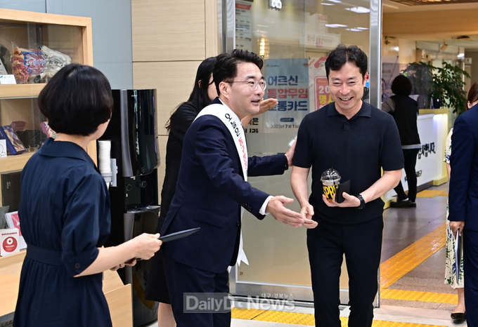 윤석준 대구 동구청장이 3일 민선8기 출범 1주년을 맞아 민원실 안내 도우미로 나서 현장의 목소리를 청취하고 있다. (사진=동구청 제공)