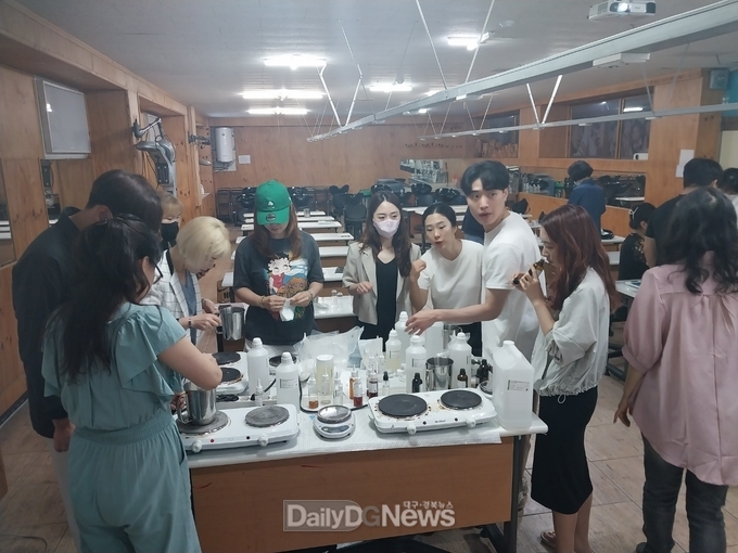 대구공업대학교 헤어디자인과 창업동아리 毛두毛아 회원들이 폼 클렌징 화장품과 샴푸를 직접 제조하고 있다. (사진=대구공업대 제공)