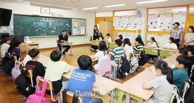 칠곡군수가 취임 1주년을 맞아 7월 3일 일일 교사가 되어 학생들과 꿈을 주제로 대화를 이어가고 있다.
