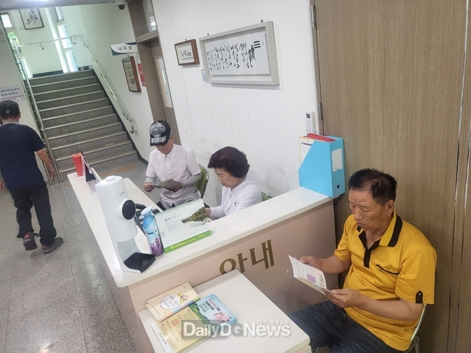 군위군, 복지사각지대 발굴 홍보물 배포