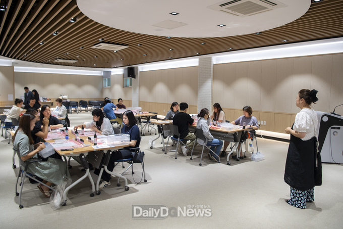 2023년 문화예술교육프로그램 ‘동해의 반짝임을 품은 레진아트’개강 