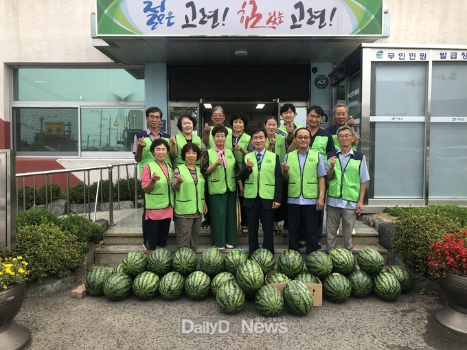 고령군 운수면 지역사회보장협의체, 자체사업 초복맞이 수박 전달